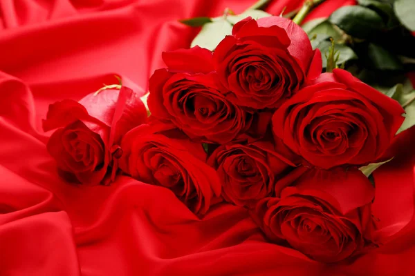 Schöner Strauß Roter Rosen Auf Satin — Stockfoto