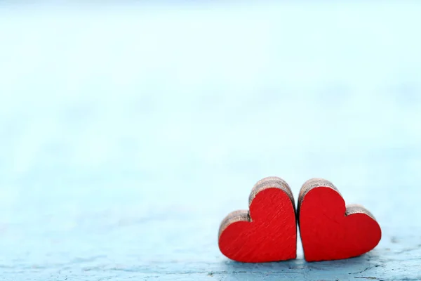 Corazones Rojos Madera Sobre Mesa Azul — Foto de Stock