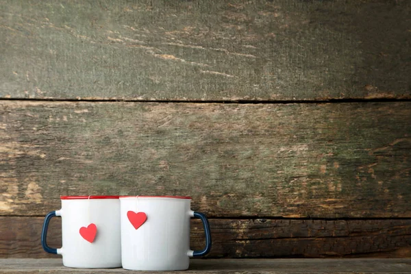 Tazas Con Corazón Rojo Sobre Mesa Madera —  Fotos de Stock