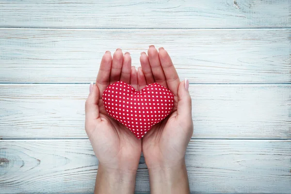 Mani Femminili Che Tengono Cuore Rosso Sfondo Legno — Foto Stock