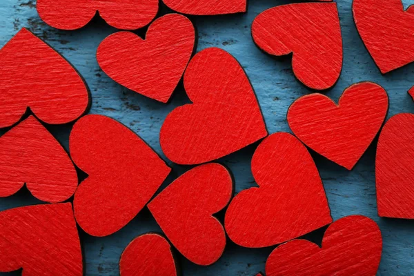 Röda Trä Hjärtan Blå Bord — Stockfoto