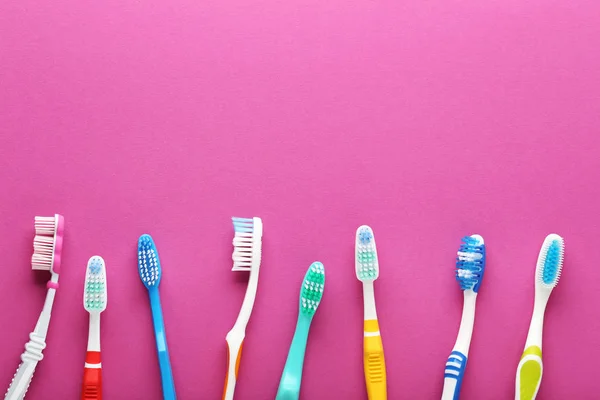 Kleurrijke Tandenborstels Roze Achtergrond — Stockfoto