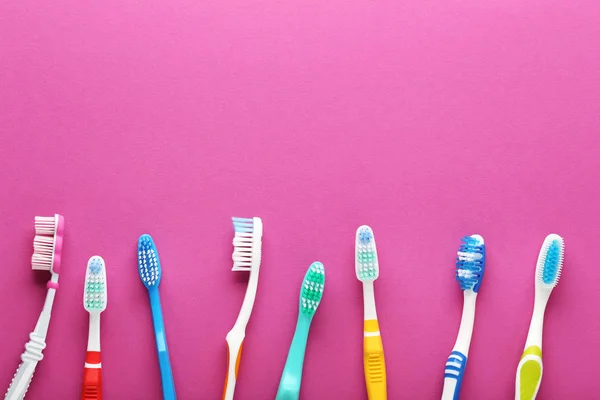 Brosses Dents Colorées Sur Fond Rose — Photo