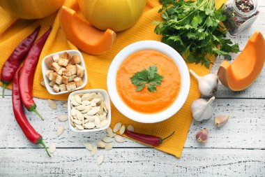 Tohum ve plaka üzerinde ahşap masa maydanoz ile kabak çorbası