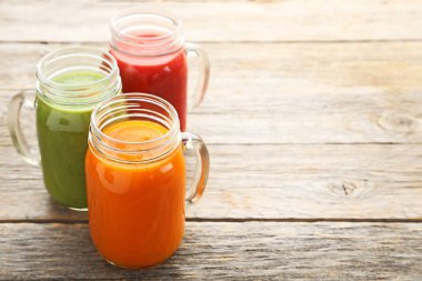 Sebze yüzlü kavanoz gri ahşap tablo