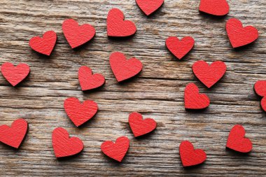 Gri masada kırmızı ahşap Kalpler