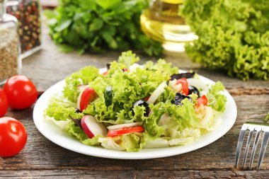 Ahşap masa tabakta sebze salatası