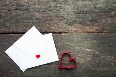 Beyaz gri ahşap masa zarflara ile kırmızı Kalpler