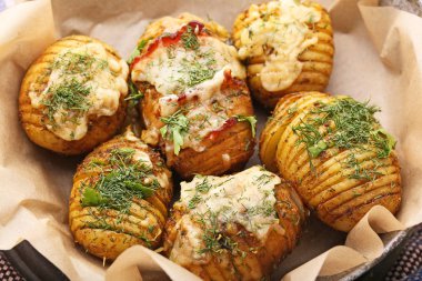 Peynirli fırında patates ve pastırma.