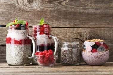 Chia puding gri ahşap masa üzerinde çilek ile