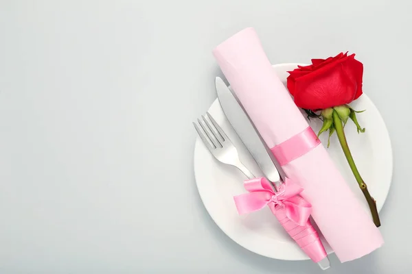 Μαχαιροπίρουνα Κουζίνα Λευκό Πινακίδας Κόκκινο Τριαντάφυλλο Γκρίζο Φόντο — Φωτογραφία Αρχείου