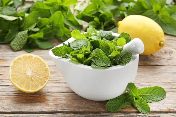 Daun Mint Segar Dalam Mortir Dengan Lemon Meja Kayu Abu — Stok Foto