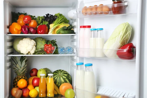 Zöldségekkel Gyümölcsökkel Teli Nyitott Hűtő — Stock Fotó