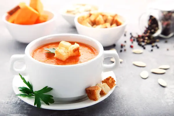 Sup Labu Dengan Rusks Dan Peterseli Atas Meja Kayu — Stok Foto
