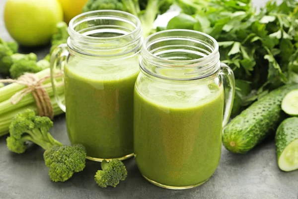 Flessen Sap Met Broccoli Bleekselderij Komkommer Grijs Houten Tafel — Stockfoto