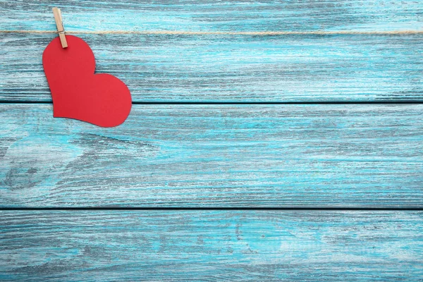 Coração Papel Vermelho Pendurado Corda Fundo Azul — Fotografia de Stock