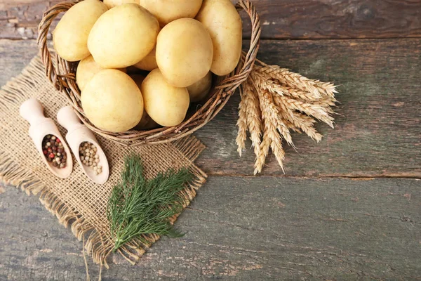 Kartoffeln Weidenkorb Mit Paprika Und Weizenähren Auf Holzgrund — Stockfoto