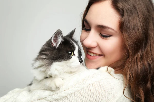 Schöne Junge Frau Hält Katze Auf Grauem Hintergrund — Stockfoto