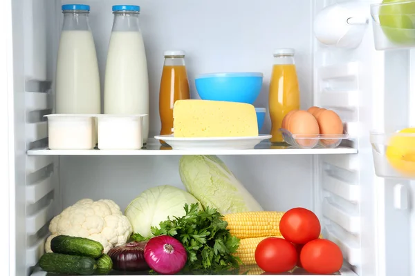 Nyitott Hűtőszekrény Teljes Zöldségek Tej Gyümölcslé — Stock Fotó