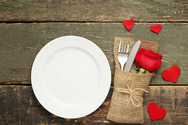 테이블에 장미와 접시와 — 스톡 사진