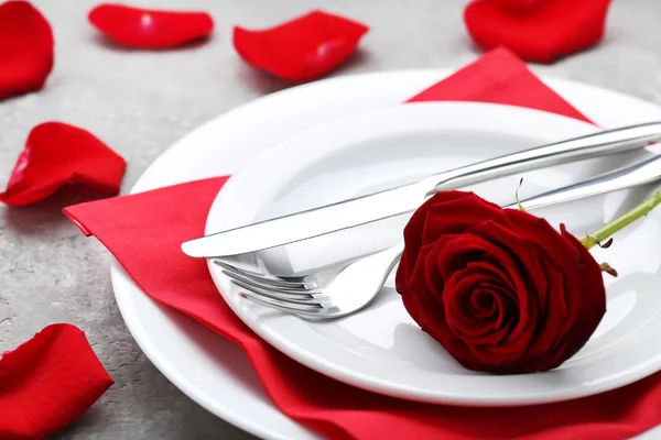 Cubertería Cocina Con Rosa Roja Plato Blanco Sobre Mesa Madera —  Fotos de Stock