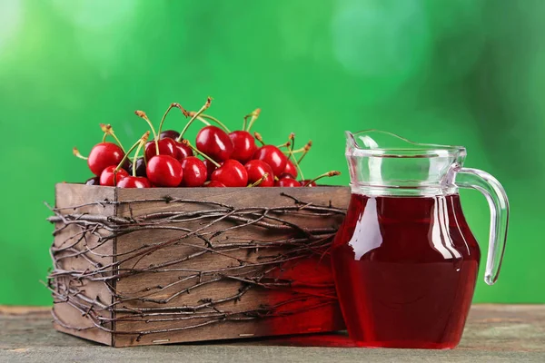 Dolci Ciliegie Cesto Con Succo Brocca Vetro Sul Tavolo Legno — Foto Stock