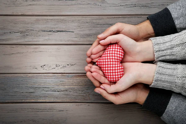 Mano Femenina Masculina Sosteniendo Corazón Tela Roja Sobre Fondo Gris — Foto de Stock