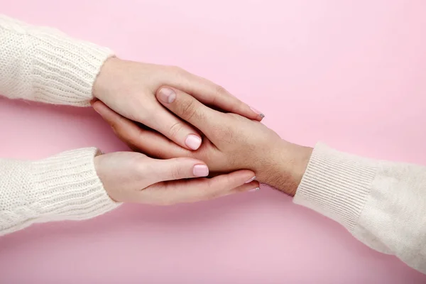 Kvinnliga Och Manliga Hand Som Håller Varandra Rosa Bakgrund — Stockfoto