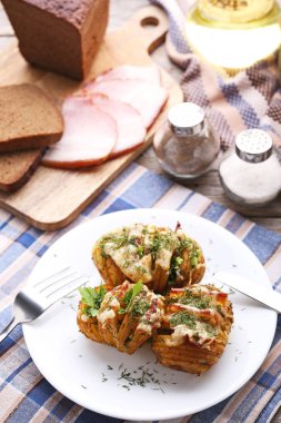 Fırında patates peynir ve pastırma plaka çatal ve bıçak ile