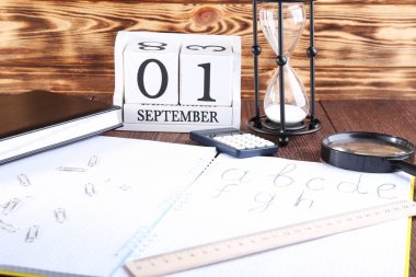 El yazısı alfabesi ile defter ile kahverengi ahşap masa üzerinde Ofis Kırtasiye