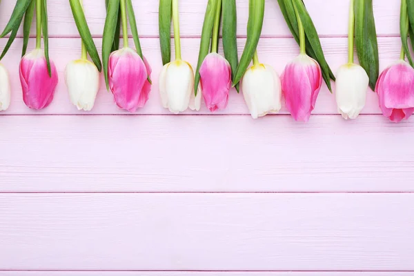 Ramo Tulipanes Sobre Mesa Madera Rosa — Foto de Stock