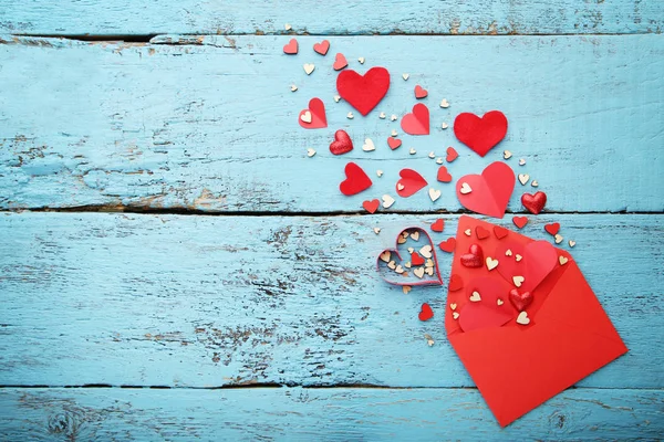 Pequenos Corações Com Envelope Vermelho Mesa Madeira Azul — Fotografia de Stock