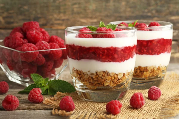 Postre Con Frambuesas Granola Vasos Sobre Mesa Madera Gris — Foto de Stock