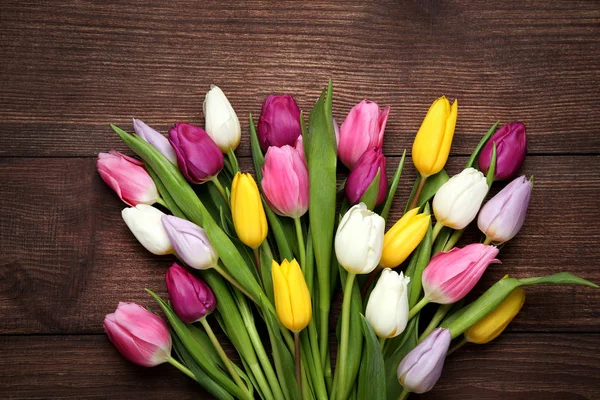 Bukiet Tulipanów Brązowy Drewniany Stół — Zdjęcie stockowe