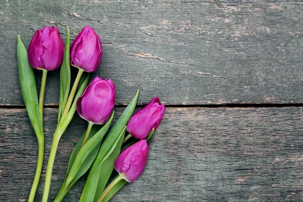 Букет Фіолетових Тюльпанів Сірому Дерев Яному Столі — стокове фото