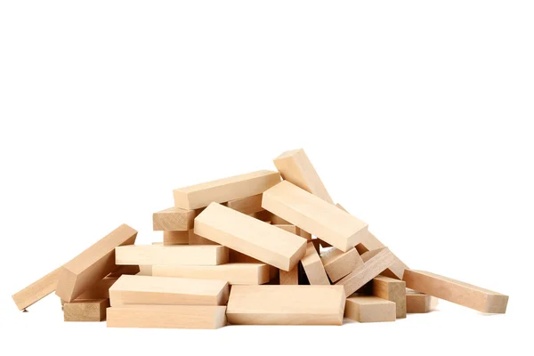 木製のブロック タワー ゲーム白で隔離のヒープ — ストック写真