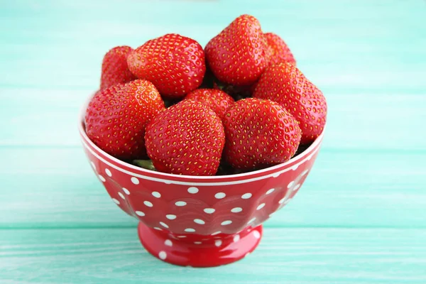 Fresas Frescas Tazón Sobre Una Mesa Madera Menta — Foto de Stock