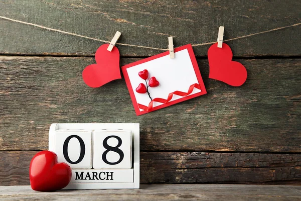 木立方体日历与红色心脏和贺卡垂悬在绳索 — 图库照片