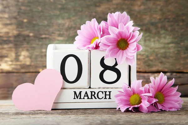 木立方体日历用花和粉红色纸心脏 — 图库照片