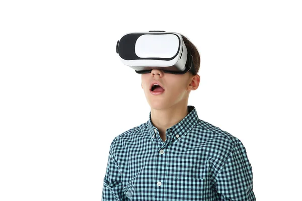 Νεαρό αγόρι στην εικονική πραγματικότητα γυαλιά με λευκό φόντο — Φωτογραφία Αρχείου