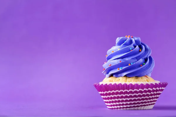 Välsmakande Cupcake Lila Bakgrund — Stockfoto