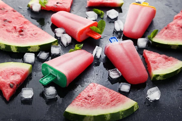 Wassermelone Eis Stiel Auf Schwarzem Holztisch — Stockfoto