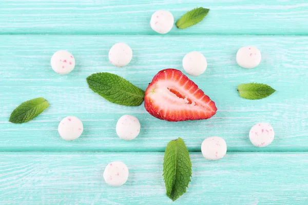 Kaugummis Mit Minzblättern Und Erdbeeren Auf Holztisch — Stockfoto