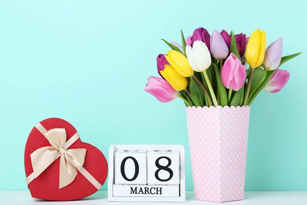 Bouquet Tulipani Con Confezione Regalo Cubi Calendario Tavolo Legno — Foto Stock