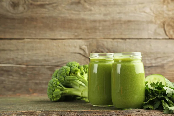 Flessen Sap Met Broccoli Komkommer Grijs Houten Tafel — Stockfoto