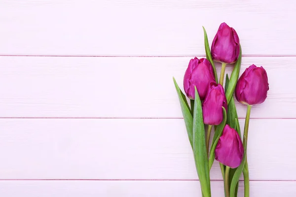 Bouquet Tulip Ungu Meja Kayu Merah Muda — Stok Foto