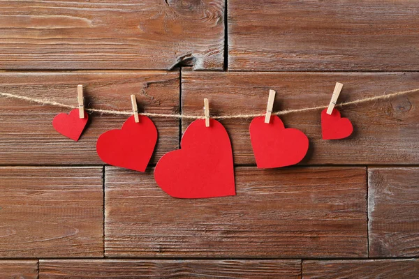 Cuori Carta Rossa Appesi Sfondo Legno — Foto Stock