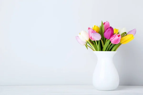 木のテーブルの上の花瓶のチューリップの花束 — ストック写真