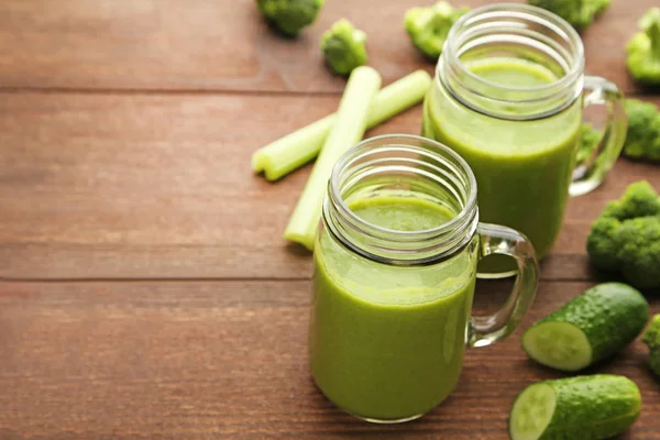 Flessen Sap Met Broccoli Bleekselderij Komkommer Bruin Houten Tafel — Stockfoto