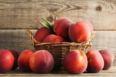 Tatlı nektarin sepeti gri ahşap tablo